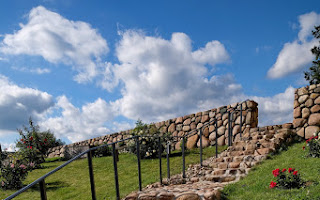 Paliesius Herrgård — stenmur med trappa och rosor