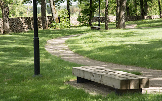 Paliesius Herrgård — parkväg och bänk i naturmiljö